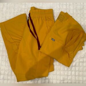 🩺WOMENS FIGS SCRUB SET EMERGENCY YELLOW. SIZE M•MP🩺